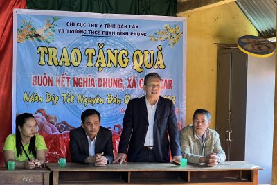 Trường THCS Phan Đình Phùng và Chi Cục thú y Tỉnh Đắk Lắk thăm và tặng qua buôn Kết Nghĩa DHung Cư M’gar