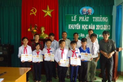Tổ chức trung thu và lễ phát thưởng khuyến học năm học 2012-2013